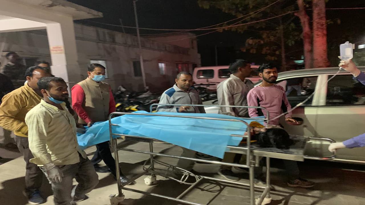 Jharkhand News : हजारीबाग के शेखा गांव में केरोसिन तेल विस्फोट में एक महिला झुलसी, अब तक 4 लोगों की हो चुकी है मौत Jharkhand News : हजारीबाग के शेखा गांव में केरोसिन तेल विस्फोट में एक महिला झुलसी, अब तक 4 लोगों की हो चुकी है मौत