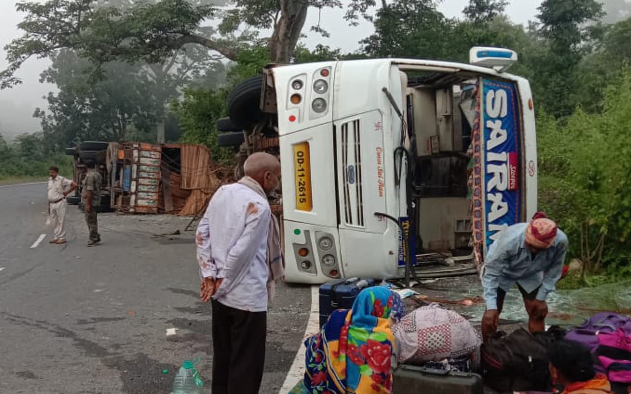 कुहासे के कारण हजारीबाग के हरहद घाटी में हादसा, बस और ट्रक की टक्कर में 4 लोगों की मौत, 35 घायल कुहासे के कारण हजारीबाग के हरहद घाटी में हादसा, बस और ट्रक की टक्कर में 4 लोगों की मौत, 35 घायल