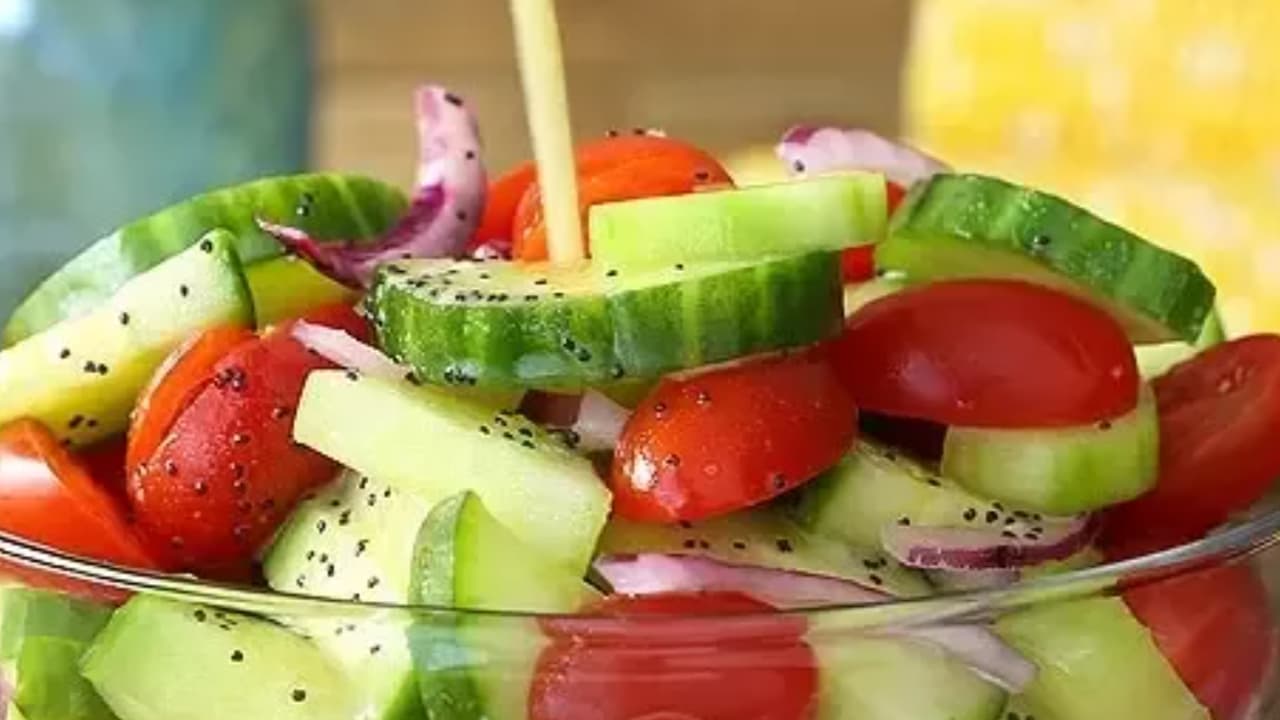 Health News: टमाटर के साथ खीरा का सेवन बेहद खतरनाक, जानें सलाद खाने का सही समय और दोनों में पाए जाने वाले पोषक तत्व के बारे में