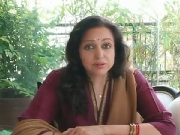 India Vs New Zealand T20: रांची के JSCA स्टेडियम में पत्ते की टोपी बना आकर्षण, सुनील गावस्कर के सर भी सजे हैट
