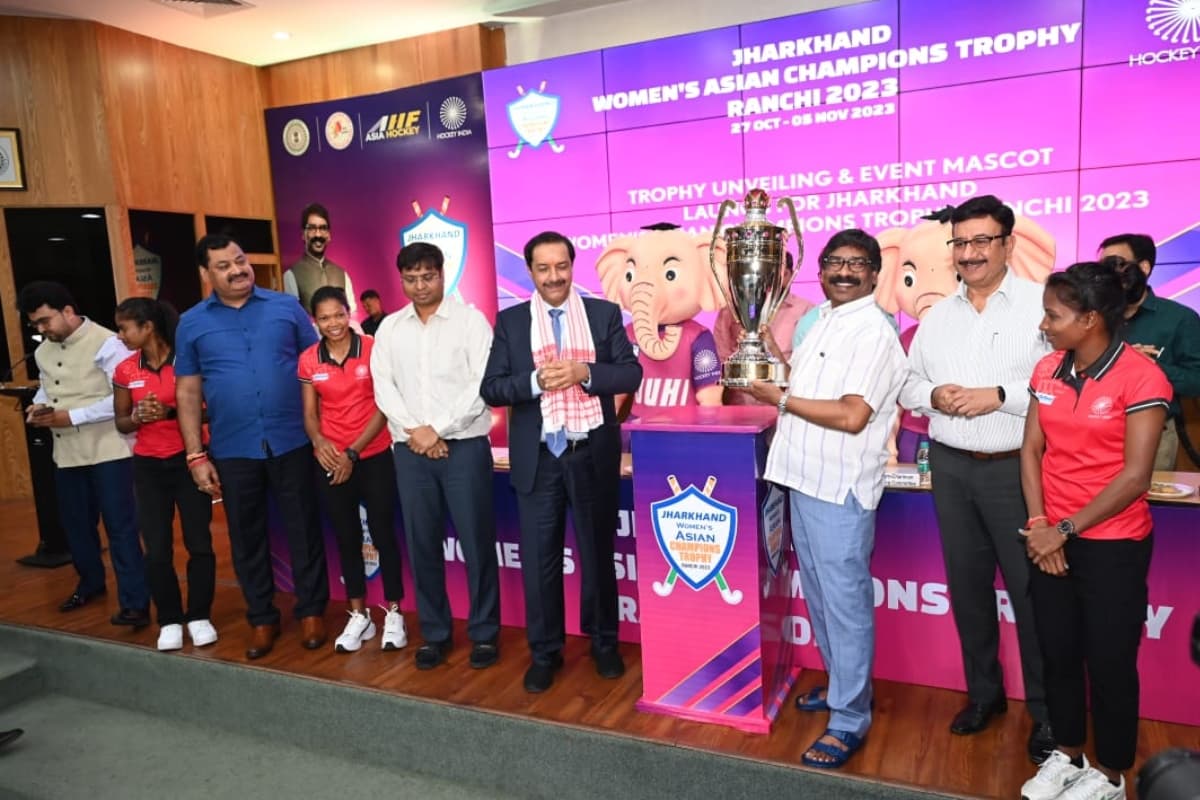 झारखंड: सीएम हेमंत सोरेन ने वीमेंस एशियन चैंपियंस ट्रॉफी-2023 के इवेंट मैस्कॉर्ट जूही व ट्रॉफी का किया अनावरण