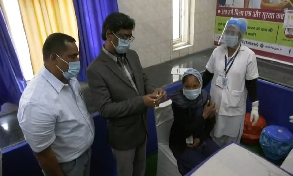 Corona Vaccine Update : झारखंड के हेल्थ मिनिस्टर को कोरोना टीका लगाने की नहीं मिली मंजूरी, मोदी सरकार पर साधा निशाना Corona Vaccine Update : झारखंड के हेल्थ मिनिस्टर को कोरोना टीका लगाने की नहीं मिली मंजूरी, मोदी सरकार पर साधा निशाना