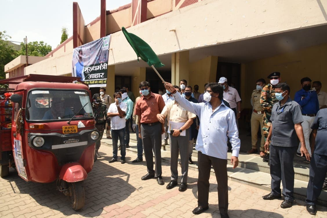 CM हेमंत सोरेन ने हिंदपीढ़ी के लोगों के लिए रवाना की राहत सामग्री से भरी गाड़ी, अन्य कंटेन्मेंट जोन में जल्द पहुंचेगा राशन