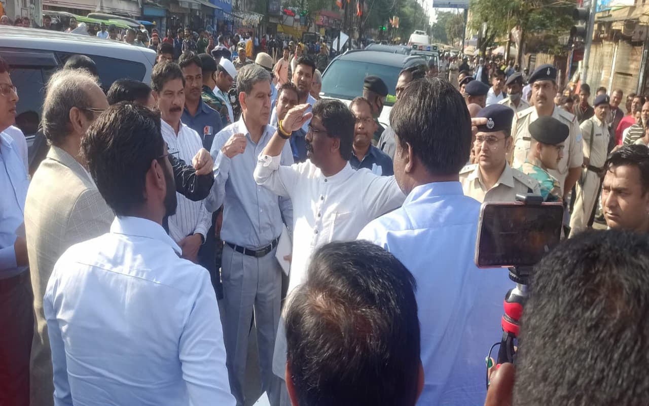 CM हेमंत सोरेन ने रांची के काटांटाेली फ्लाईओवर का किया निरीक्षण, बोले- लोगों को जल्द मिलेगी जाम से निजात CM हेमंत सोरेन ने रांची के काटांटाेली फ्लाईओवर का किया निरीक्षण, बोले- लोगों को जल्द मिलेगी जाम से निजात