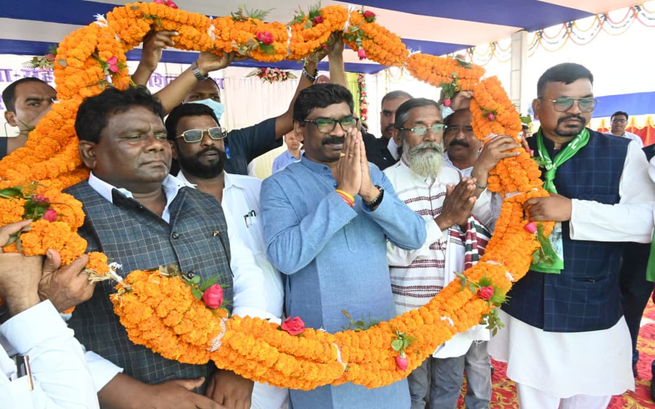 नेतरहाट में बोले CM हेमंत सोरेन- केंद्रीय एजेंसियां हमें डराने का कर रही प्रयास,हम आदिवासी डरने वाले नहीं नेतरहाट में बोले CM हेमंत सोरेन- केंद्रीय एजेंसियां हमें डराने का कर रही प्रयास,हम आदिवासी डरने वाले नहीं