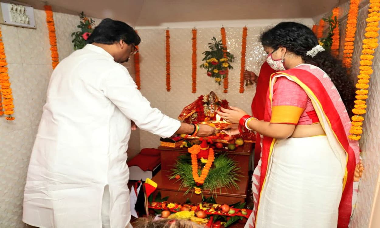 मां दुर्गा की आराधना में लीन सीएम हेमंत सोरेन, राज्यवासियों की खुशहाली की मांगी दुआ, देखें Pics