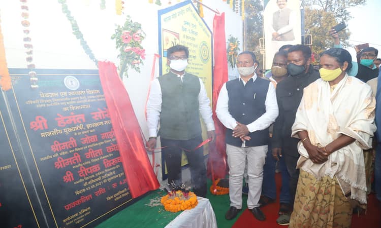 CM Hemant Soren: शहीद दिवस समारोह में टोंटो पहुंचे CM हेमंत सोरेन, 19 से अधिक योजनाओं का किया शिलान्यास और उद्घाटन