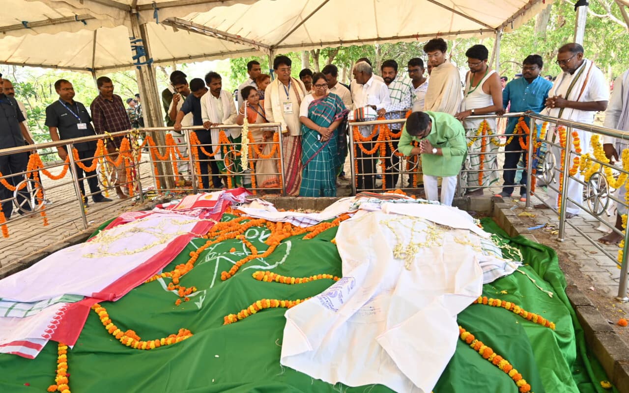 Photos: सीएम हेमंत ने संताली साहित्यकार रघुनाथ मुर्मू को दी श्रद्धांजलि, कहा- इनके योगदान को कभी नहीं भूल सकते Photos: सीएम हेमंत ने संताली साहित्यकार रघुनाथ मुर्मू को दी श्रद्धांजलि, कहा- इनके योगदान को कभी नहीं भूल सकते