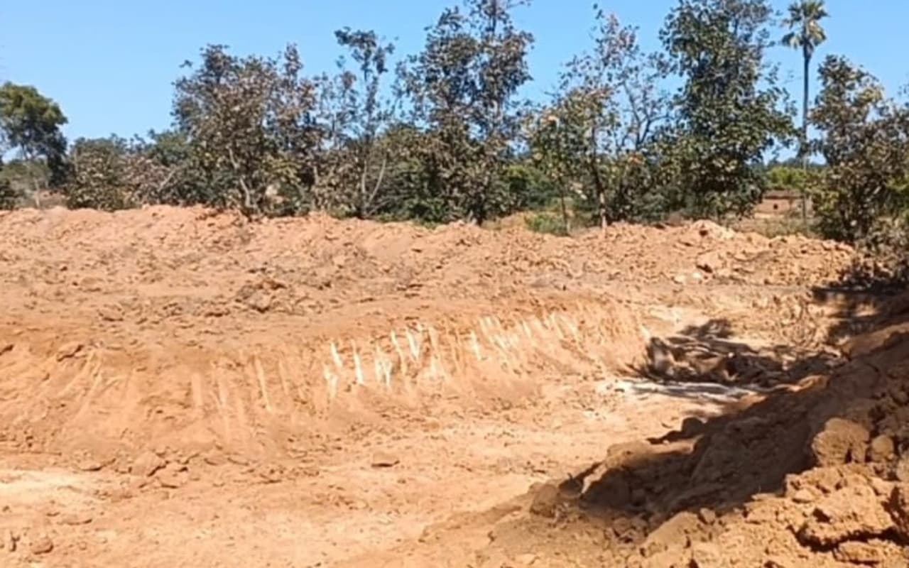 Jharkhand News: हजारीबाग के हेवई में मनरेगा कार्य में दिखी गड़बड़ी, काम JCB से और राशि निकाल रहे मजदूर