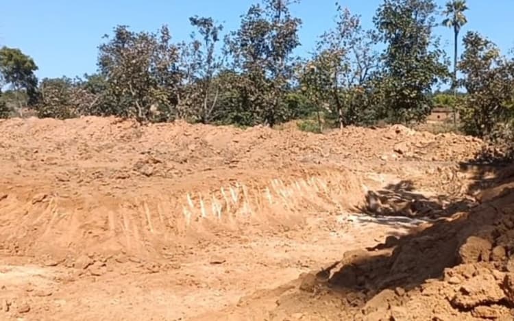 Jharkhand News: हजारीबाग के हेवई में मनरेगा कार्य में दिखी गड़बड़ी, काम JCB से और राशि निकाल रहे मजदूर