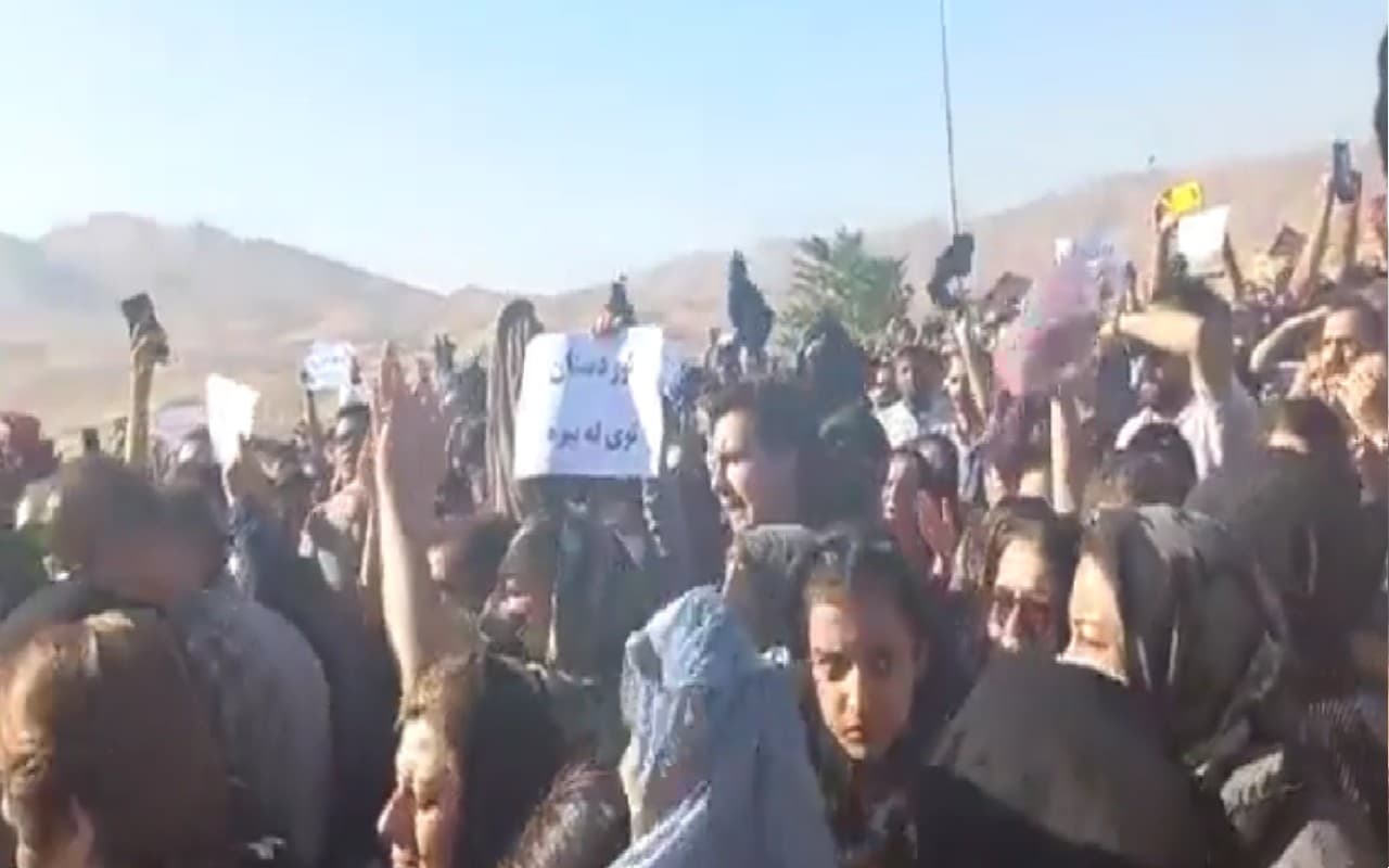 Hijab Row: हिजाब विवाद में जल रहा ईरान, सड़कों पर उतरी महिलाएं, फायरिंग में 3 लोगों की मौत