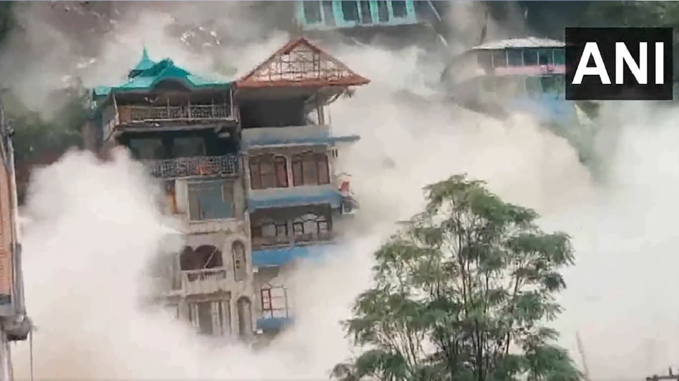 VIDEO: हिमाचल में भारी बारिश से तबाही, कुल्लू में 8 इमारतें ढहीं, लैंडस्लाइड से 12 की मौत