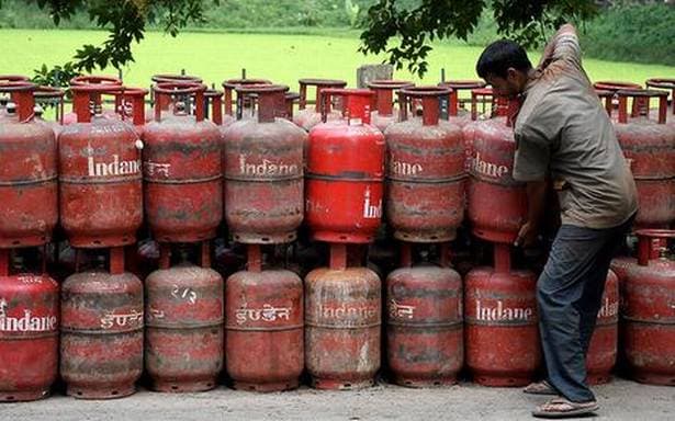 LPG Price Today: आधे दाम में रसोई गैस सिलिंडर खरीदने का आज आखिरी मौका, पढ़ें पूरी खबर