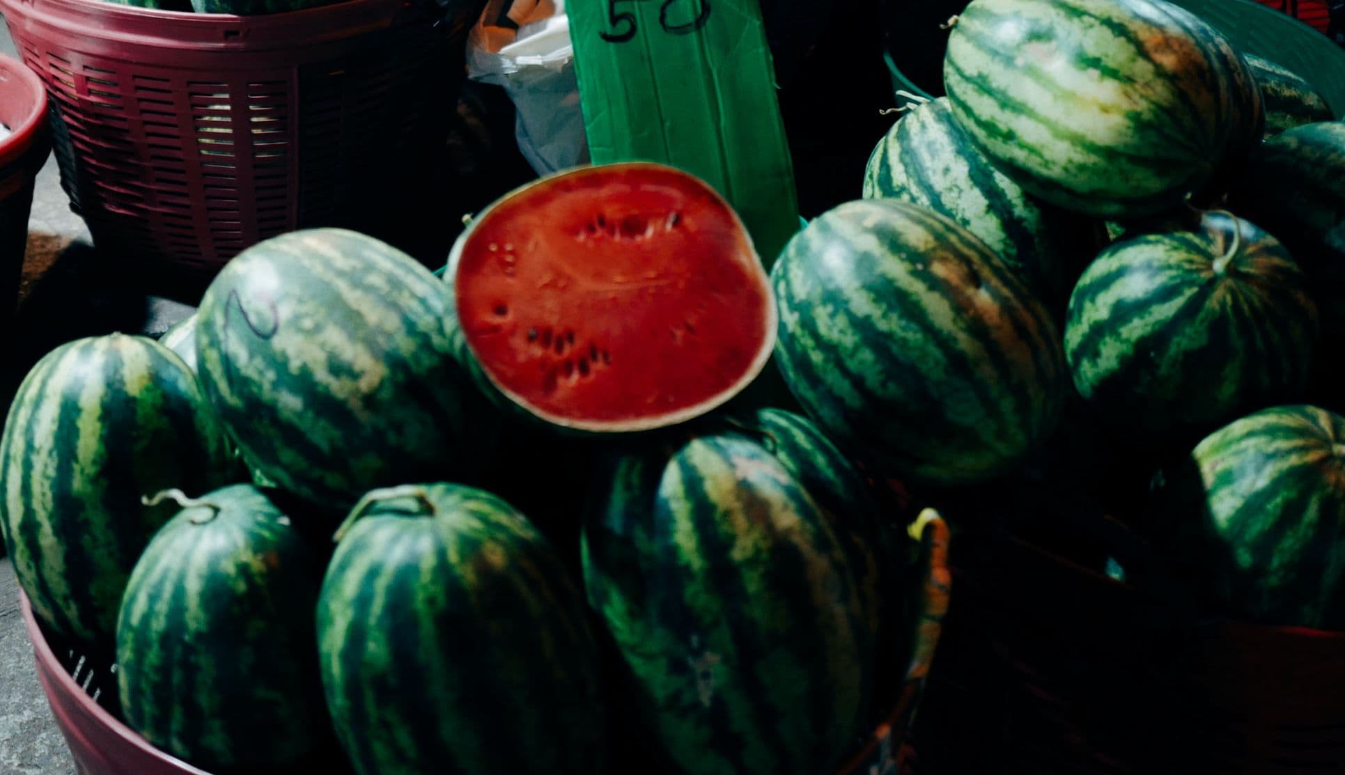 Watermelon Health Risks: रंग और वजन से ऐसे करें असली-नकली तरबूज की पहचान, लापरवाही से घर दस्तक दे सकती है ये बीमारी