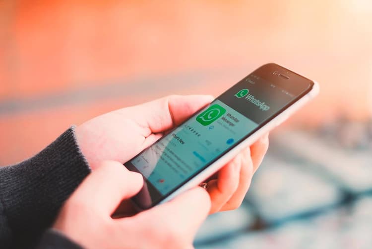 WhatsApp पर बिना ग्रुप बनाये 250 लोगों को मैसेज भेजने का ये रहा Trick