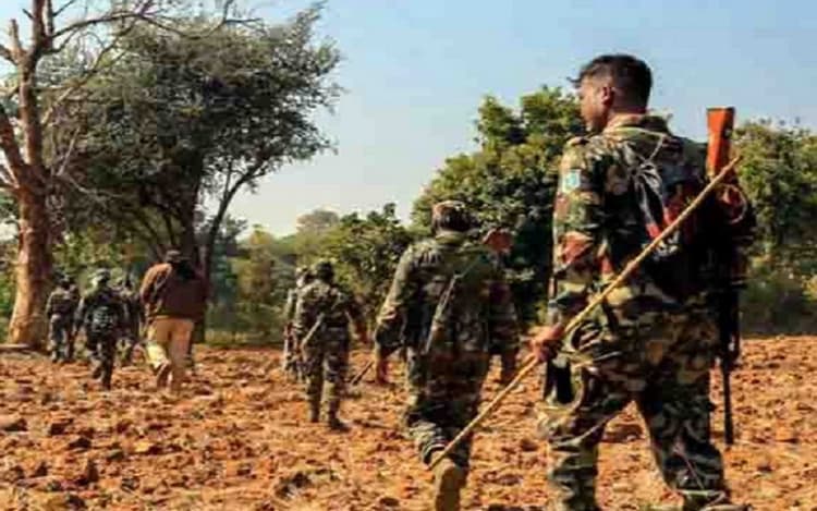 Chhattisgarh: आईईडी की चपेट में आने से सीआरपीएफ के दो जवान घायल, एयरलिफ्ट कर पहुंचाए गए रायपुर