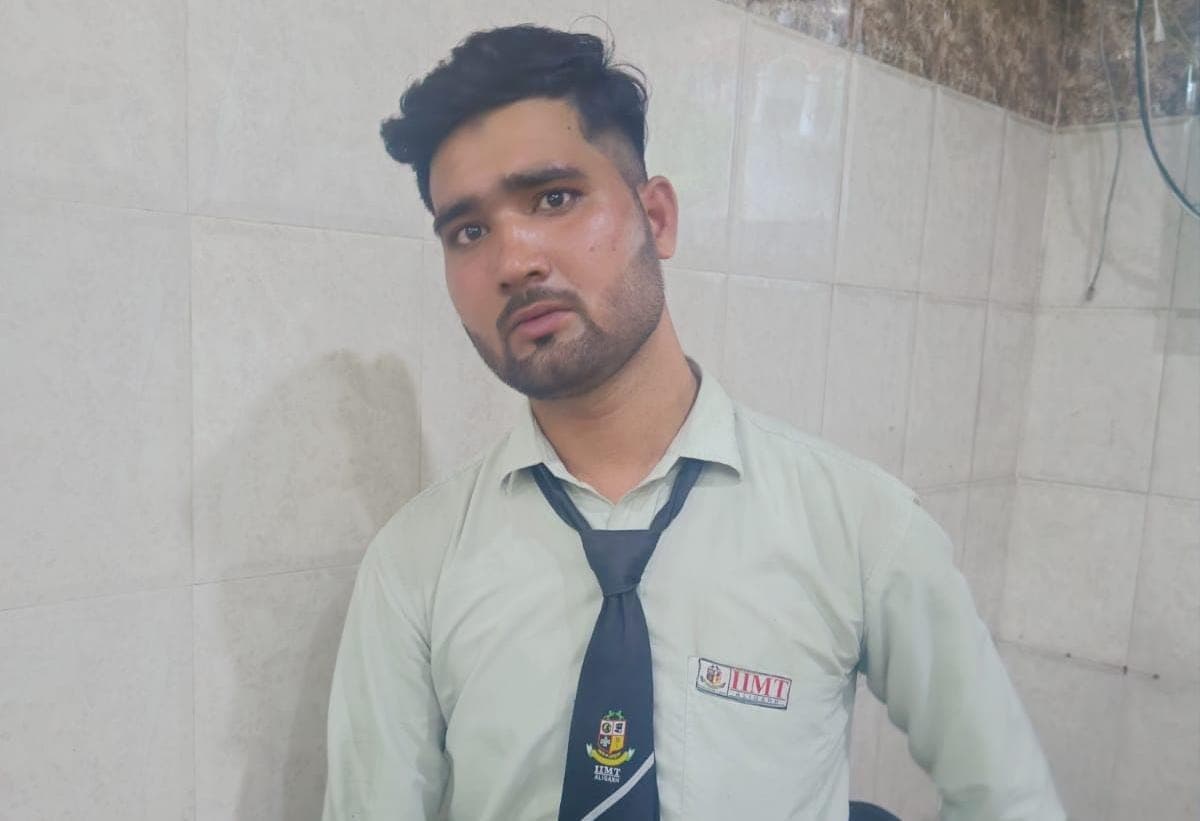अलीगढ़ के डीएस कॉलेज में आईआईएमटी का स्टूडेंट धरा गया, लव जिहाद का आरोप लगा स्टूडेंट्स ने किया हंगामा