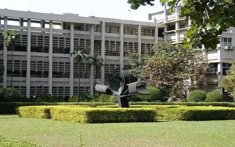 IIT बॉम्बे में चंडीगढ़ जैसा मामला, महिला वॉशरूम में झांकने के आरोप में एक व्यक्ति गिरफ्तार