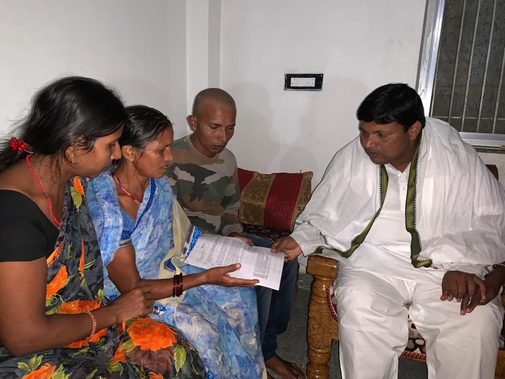 लद्दाख में शहीद अभिषेक कुमार साहू के परिजनों से मिले झारखंड के कृषि मंत्री बादल पत्रलेख, दिया ये आश्वासन
