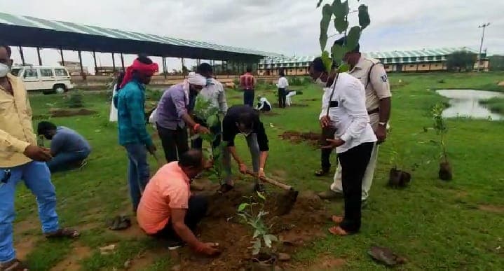 खेत में रंगरेलियां मना रहे थे प्रेमी-प्रेमिका, लोगों ने आपत्तिजनक हालत में पकड़ा, की पिटाई
