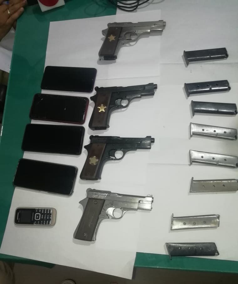 Bihar News: हथियारों का जखीरा लेकर मुंगेर से दरभंगा जा रहे तीन तस्कर को STF ने दबोचा