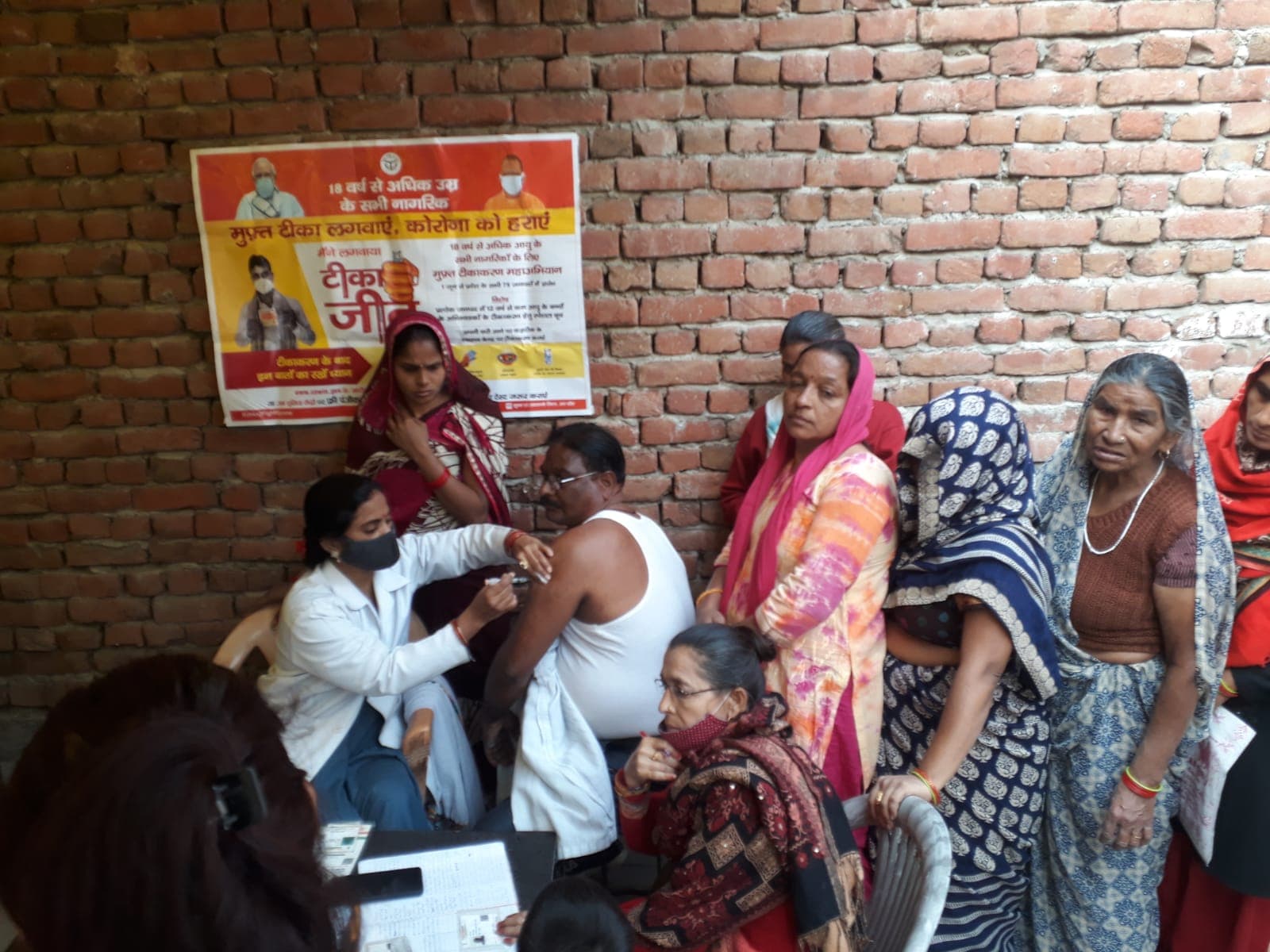 अलीगढ़ में अनूठी पहल: ‘पहले टीकाकरण कराएं, फिर राशन लाने जाएं’, समझें क्या है सारा माजरा?