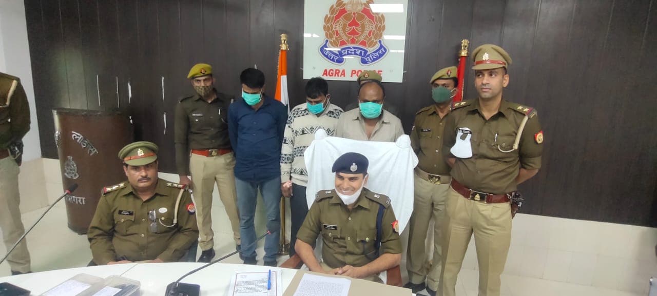 Agra News: जमीन के फर्जी कागजात बनाकर ठगी करने वाले तीन लोग गिरफ्तार, एक की तलाश जारी Agra News: जमीन के फर्जी कागजात बनाकर ठगी करने वाले तीन लोग गिरफ्तार, एक की तलाश जारी