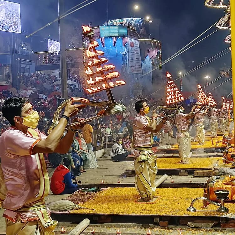 Varanasi News: अब डाक विभाग के पोस्टकार्ड पर दिखेगी वाराणसी की गंगा आरती, ये है कीमत