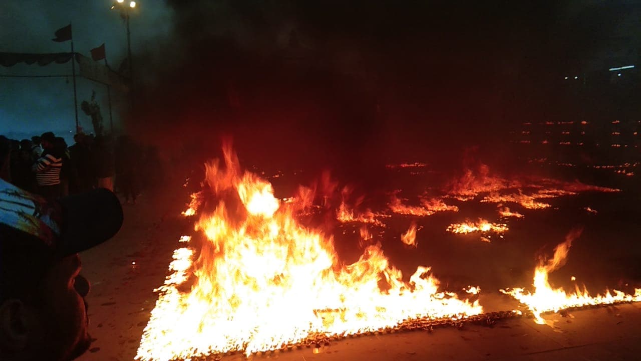 Varanasi News: पूर्वांचल की मांग को लेकर अस्सी घाट पर हो रहा था भव्य दीपदान, भीषण आग लगने से मची अफरातफरी
