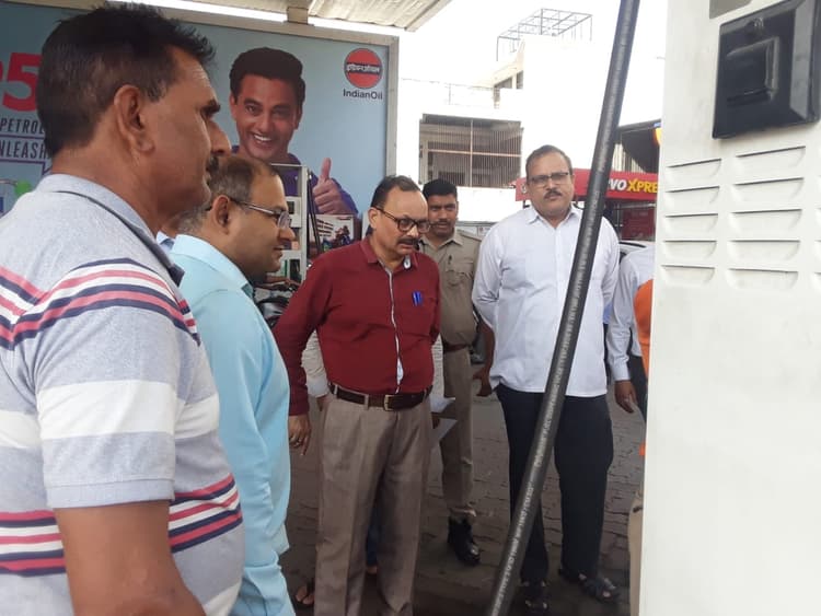 Bareilly News: एचपी पेट्रोल पंप पर सिटी मजिस्ट्रेट ने मारा छापा, नापा तेल, अन्य संचालकों में मचा हड़कंप