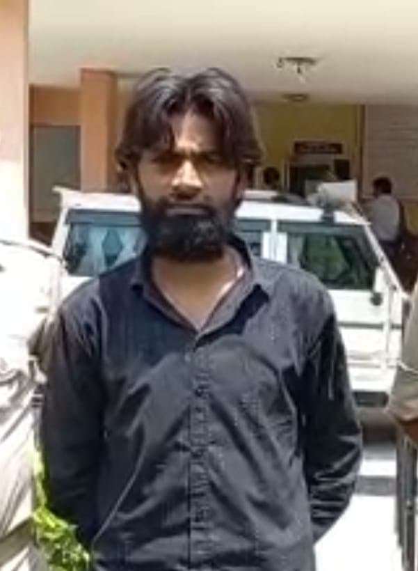 अलीगढ़ में इलाज के नाम पर तंत्र-मंत्र कर तांत्रिक ने लूटी अस्मत, 7.68 लाख भी लूटे, 5 पर मुकदमा दर्ज