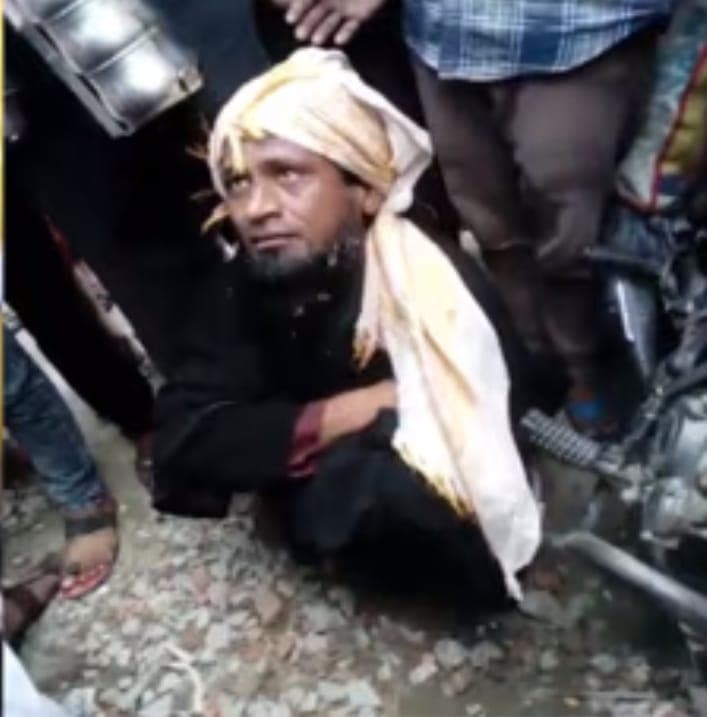 बरेली में बुर्का पहनकर रामलीला में आए सिरफिरे युवक को पब्लिक ने धुना, पुलिस ने लिया हिरासत में तो बोला..