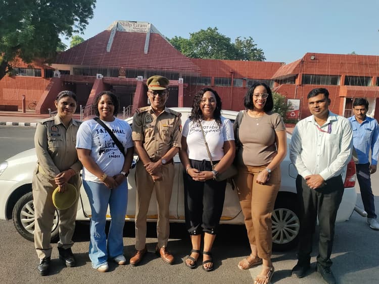 ताज सुरक्षा कर्मियों की आवभगत से गदगद हुईं विदेशी पर्यटक डेनिस विलियम, फतेहपुर सीकरी की घटना को भूल गईं