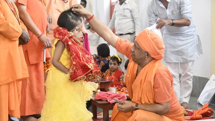 PHOTOS: सीएम योगी ने 9 कन्याओं के पांव पखार मातृ शक्ति की आराधना की, देखें तस्वीरें