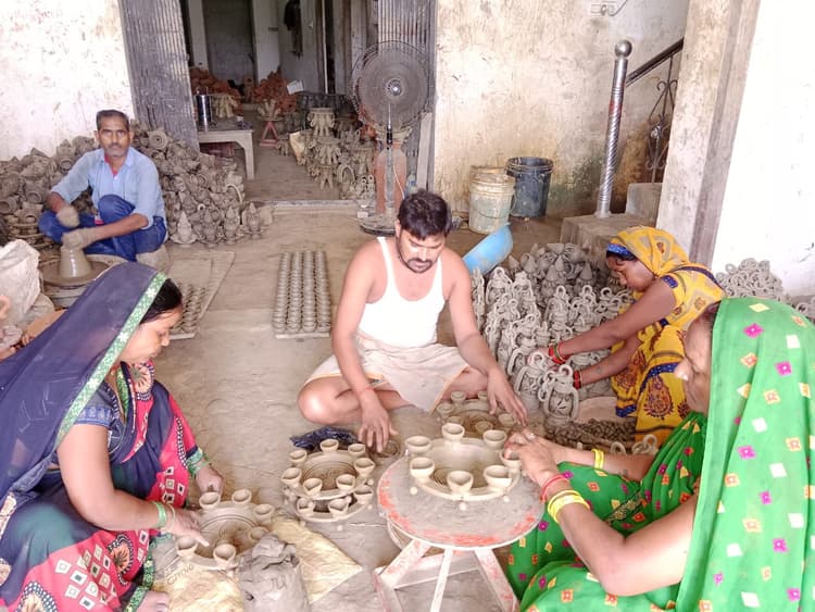 Gorakhpur : भोपाल, लुधियाना, मुम्बई तक सरपट दौड़ रहे टेराकोटा के हाथी - घोड़ा , रोजगार और डिमांड दोनों बढ़े