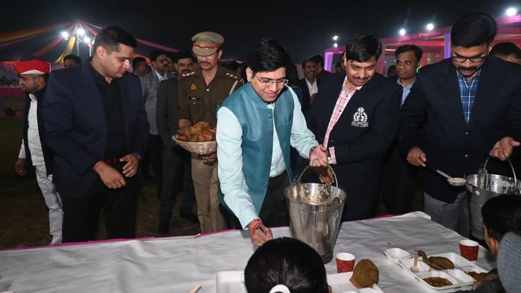 बरेली: पुलिसकर्मियों को अधिकारियों ने परोसा खाना, इंस्पेक्टर बारादरी समेत 11 पुलिसकर्मी हुए सम्मानित