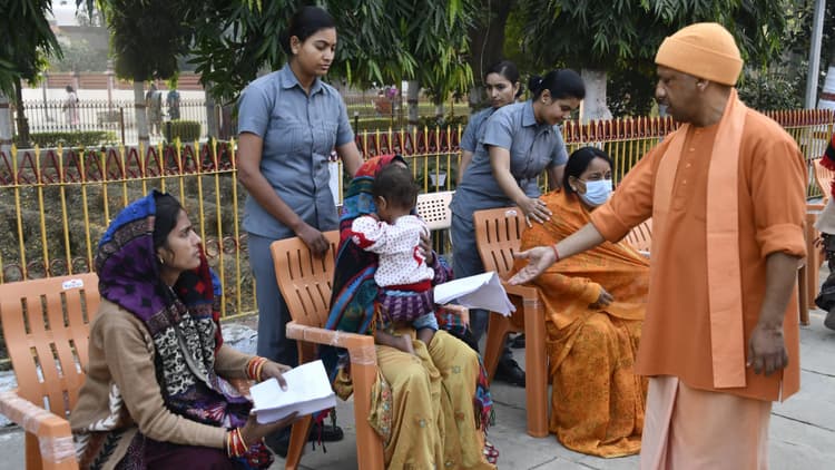 Gorakhpur News: सीएम योगी ने सुनी 300 फरियादियों की समस्या, बोले- हर जरूरतमंद को इलाज के लिए मिलेगी भरपूर मदद