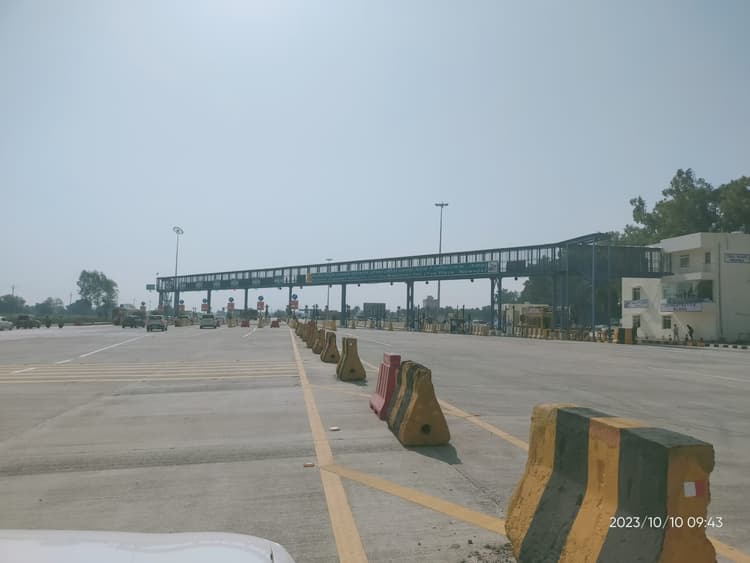 कानपुर-अलीगढ़ आना- जाना आज से महंगा हुआ, चारपहिया वाहन से जाने वालों को नेवादा पर 140 रुपये का देना होगा टोल...