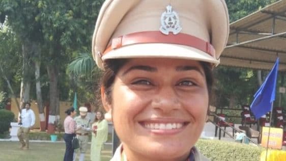 सुकन्या शर्मा ने खाकी वर्दी की चाहत में छोड़ा डॉक्टर का एप्रन, अब हैं डिप्टी एसपी, जानें सफलता की कहानी सुकन्या शर्मा ने खाकी वर्दी की चाहत में छोड़ा डॉक्टर का एप्रन, अब हैं डिप्टी एसपी, जानें सफलता की कहानी