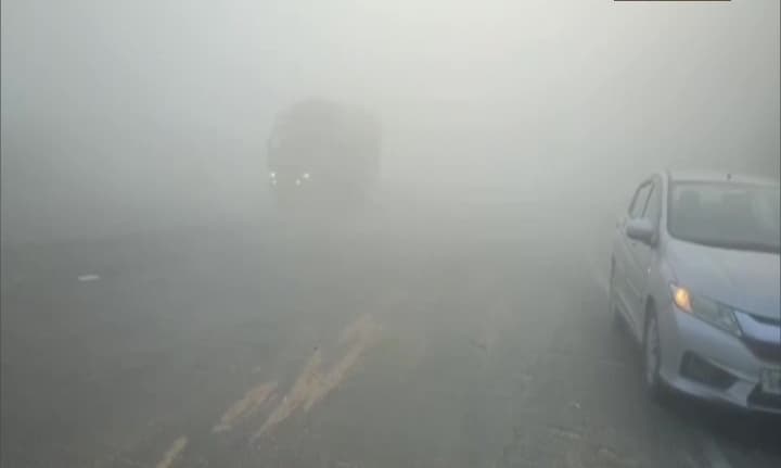 Aligarh News: संभल कर चलें, कोहरे और धुंध के कारण बढ़ रहे हादसे