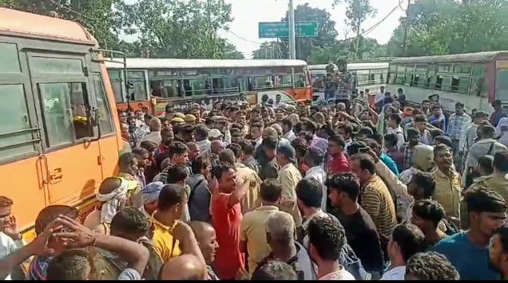 गोरखपुर में दरोगा ने रोडवेज बस के ड्राइवर का हाथ तोड़ा, रोडवेज कर्मचारियों ने जाम कर किया हंगामा...