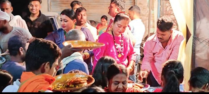 गोरखपुर: किन्नर समाज ने नौ दिन शक्ति की आराधना के बाद कराया भंडारा, लड़कियों की पढ़ाई-शादी में कर रहे मदद