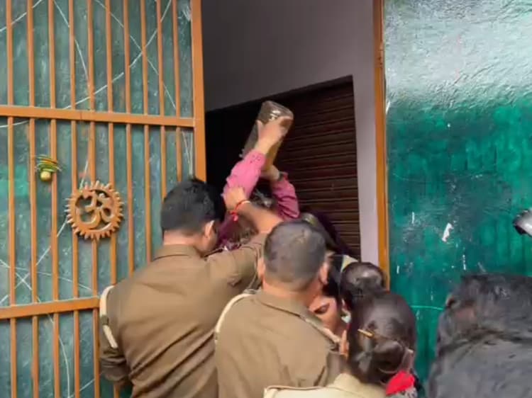 Agra : लोन ना चुकाने पर घर का कब्जा लेने गई अफसरों की टीम को देखकर मकान मालिक ने किया आत्मदाह का प्रयास
