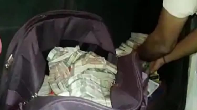 पटना में यूपी नंबर वाली लग्जरी कार से मिला 74 लाख कैश, विधायकी के टिकट की होनी थी डीलिंग!