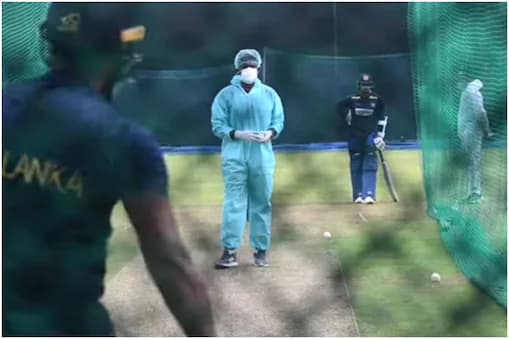 India vs Sri Lanka: PPE किट, मास्क और ग्लव्स पहनकर टीम को प्रैक्टिस करा रहे हैं श्रीलंकाई कोच, वीडियो वायरल India vs Sri Lanka: PPE किट, मास्क और ग्लव्स पहनकर टीम को प्रैक्टिस करा रहे हैं श्रीलंकाई कोच, वीडियो वायरल