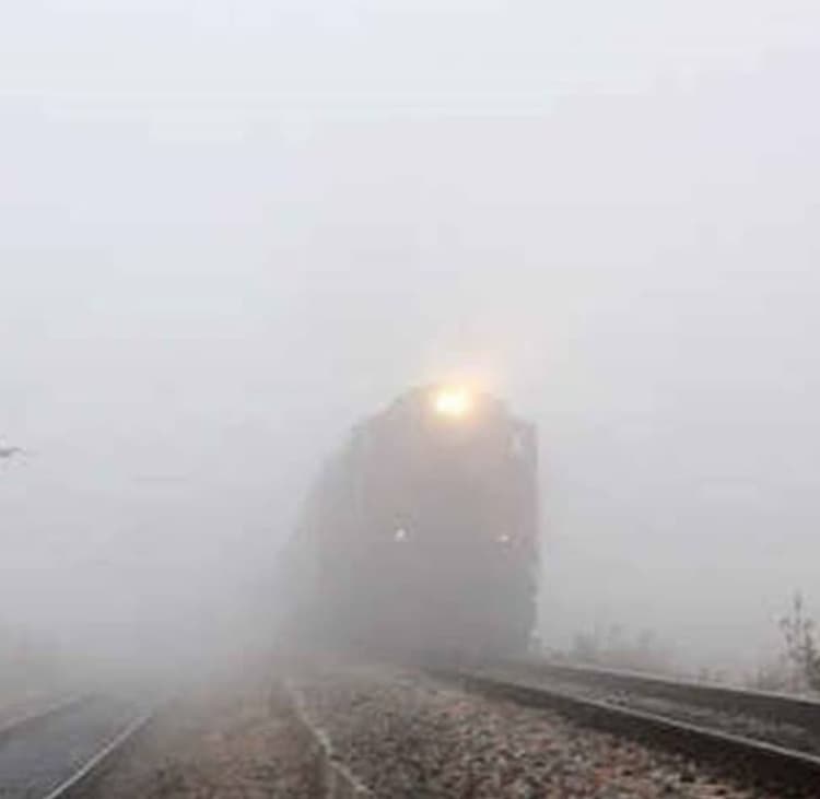 Prayagraj News: रेलवे को जुर्माने से ‘छप्पर फाड़’ कमाई, 30 करोड़ के लाभ से अफसर गदगद, नियम न तोड़ने की अपील