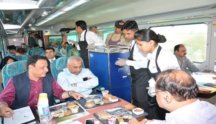 Indian Railway News : अब ट्रेनों में सवारियों के स्वागत करेंगी होस्टेस, रेलवे चलाने जा रहा है स्पेशल गाड़ियां