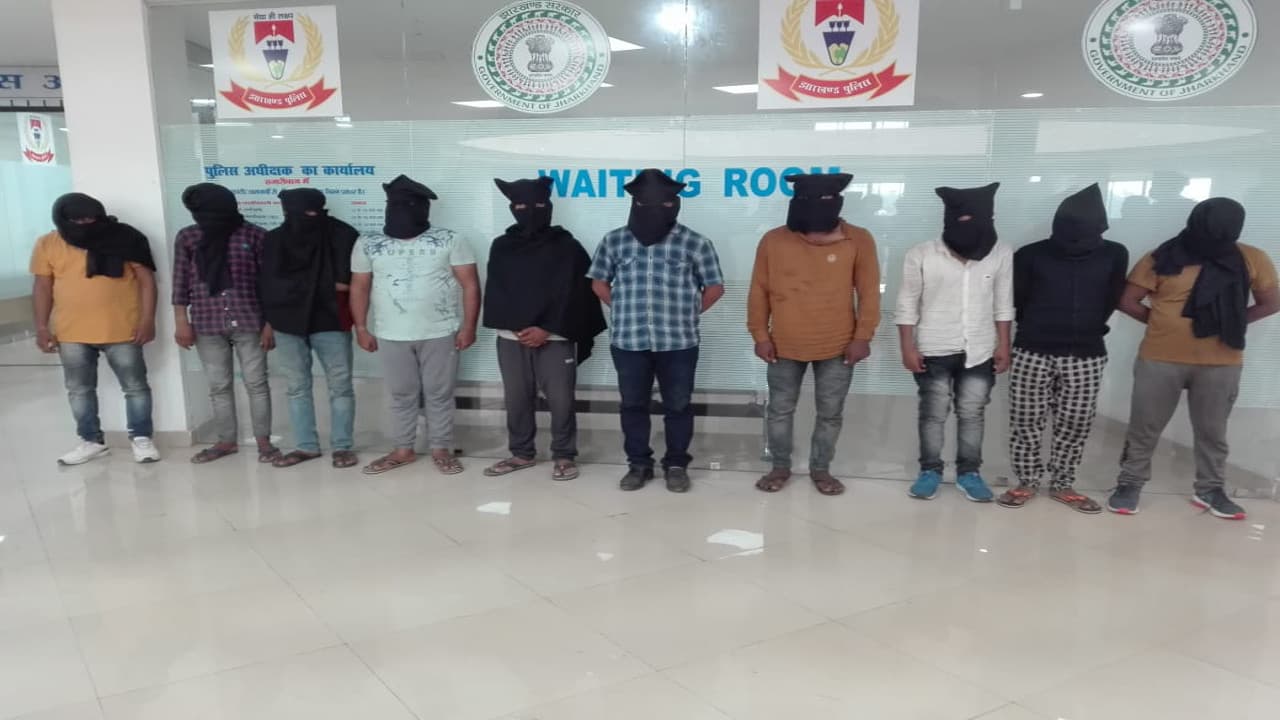 हजारीबाग में अंतरराज्यीय वाहन चोर गिरोह के 10 आरोपी गिरफ्तार, तीन स्कॉर्पियो सहित चार वाहन बरामद