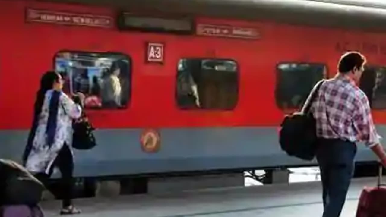IRCTC News: रेल यात्रियों के लिए सफर हुआ महंगा, कनेक्टिंग ट्रेनों की टिकट पर रेलवे वसूल रहा अलग-अलग से चार्ज IRCTC News: रेल यात्रियों के लिए सफर हुआ महंगा, कनेक्टिंग ट्रेनों की टिकट पर रेलवे वसूल रहा अलग-अलग से चार्ज