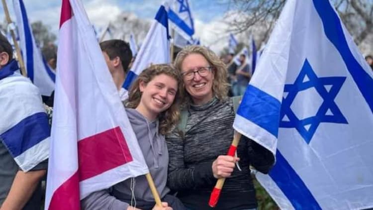 Israel में सरकार के खिलाफ एकजुट हुए हजारों लोग, जानिए किस वजह से हो रहा विरोध